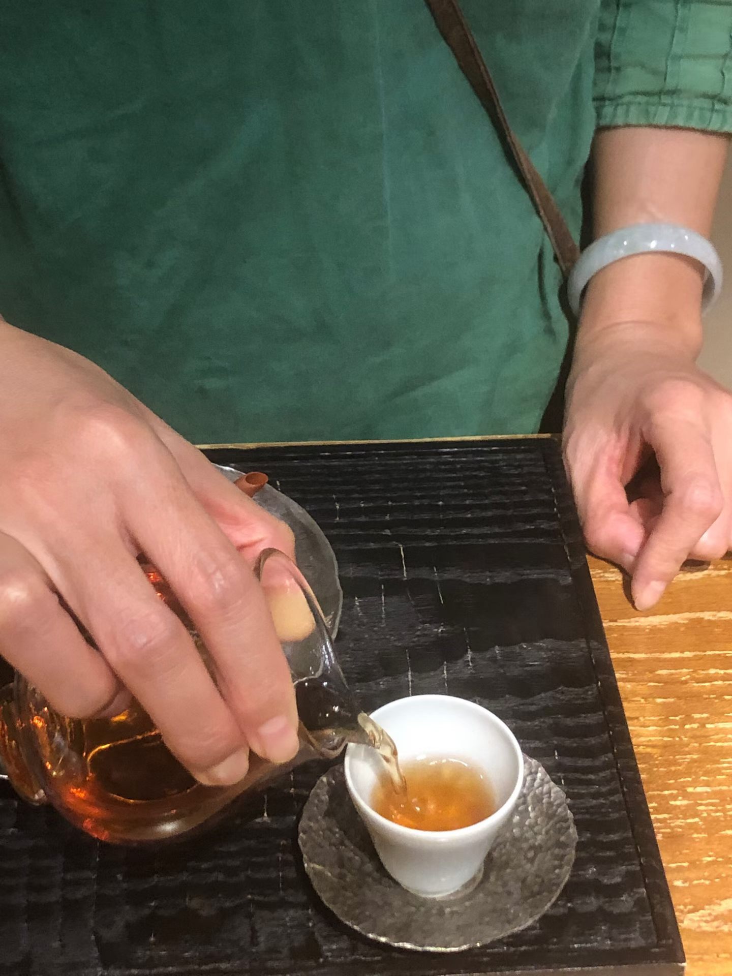 品茶赏器交友  茶叙。约好时间，我推门而入，友人已为我泡好一杯绿茶，不凉不烫。 