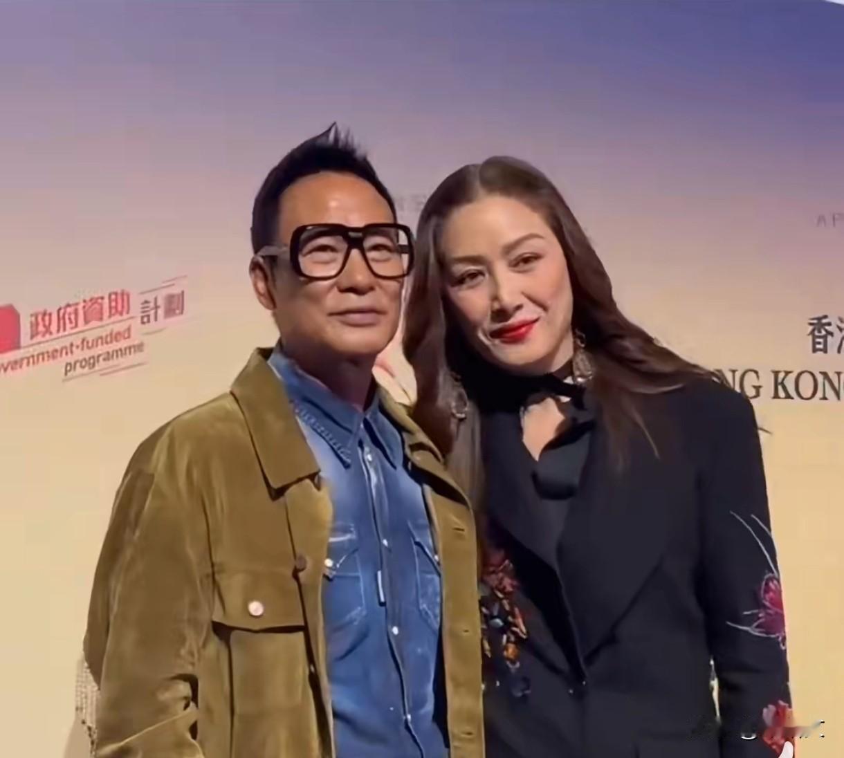 70岁任达华舞台摔飞眼镜，5秒翻滚起身，46年功底藏不住真硬核
 
香港时装活动