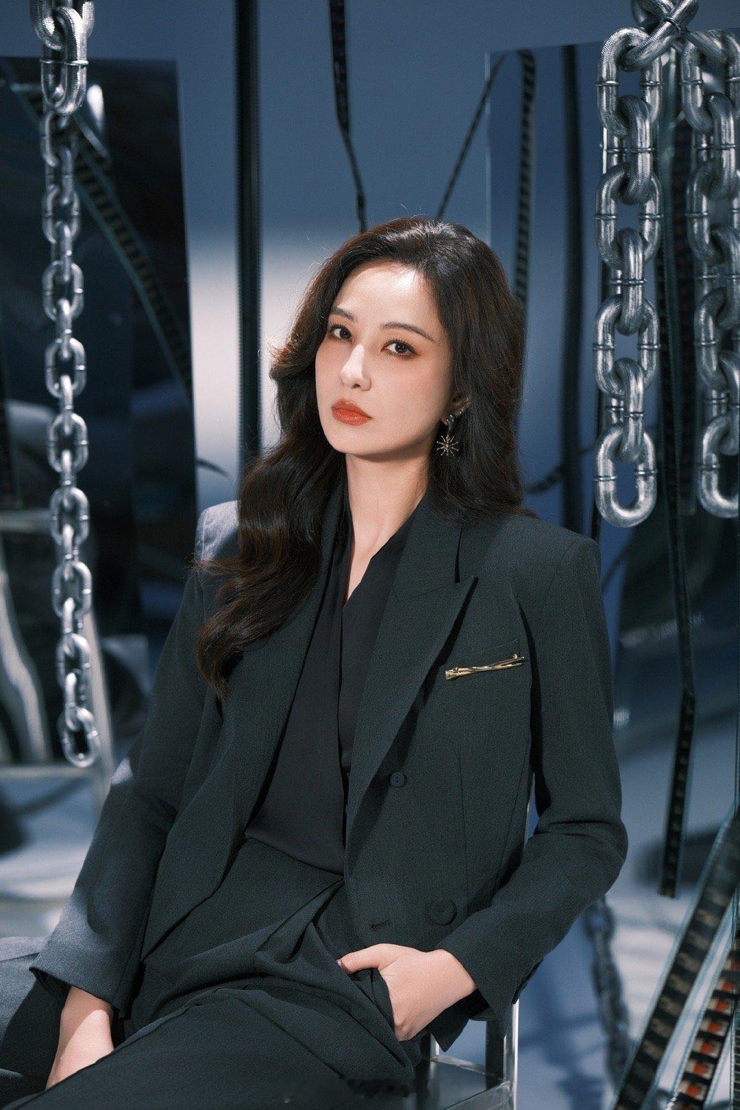 郑希怡西装界最严厉的母亲 郑希怡这波西装造型，妥妥的hot nerd教科书！金丝