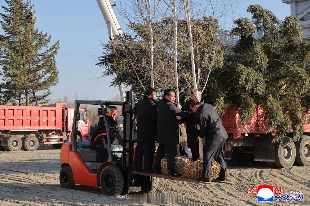 原则上出现叉车载人这样违规操作安全员是要提桶跑路了，但如果原则本身就这么干那就你
