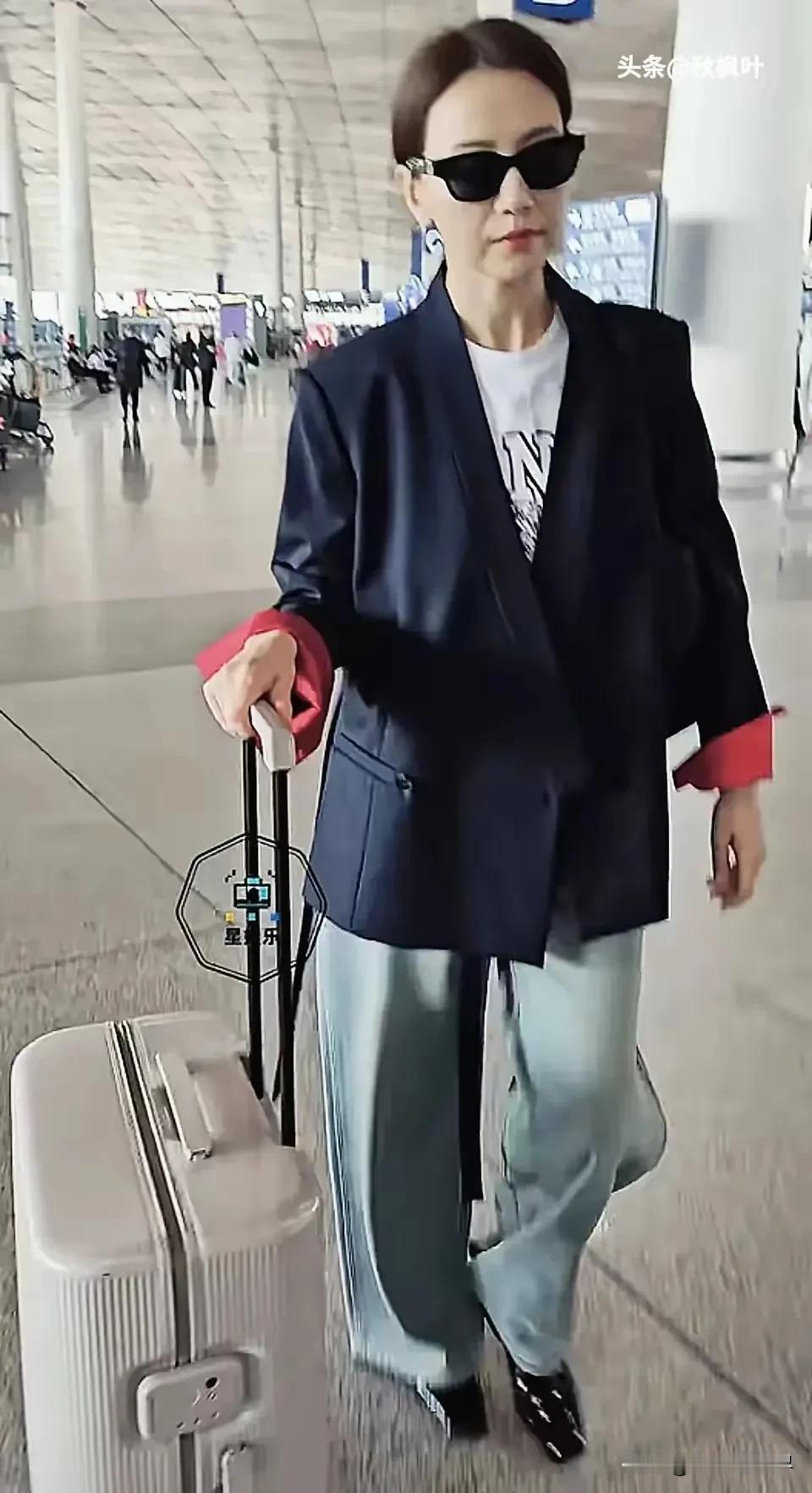46岁的高圆圆近日现身机场，令不少网友惊呼：真是岁月不饶人！我们的女神高圆圆也老