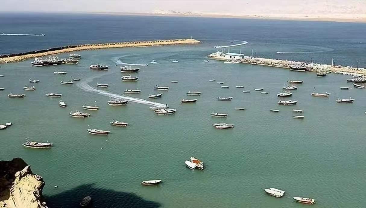 美国反向封锁霍尔木兹海峡，确实是高招，如此一来就直接切断了伊朗的经济来源。美国的