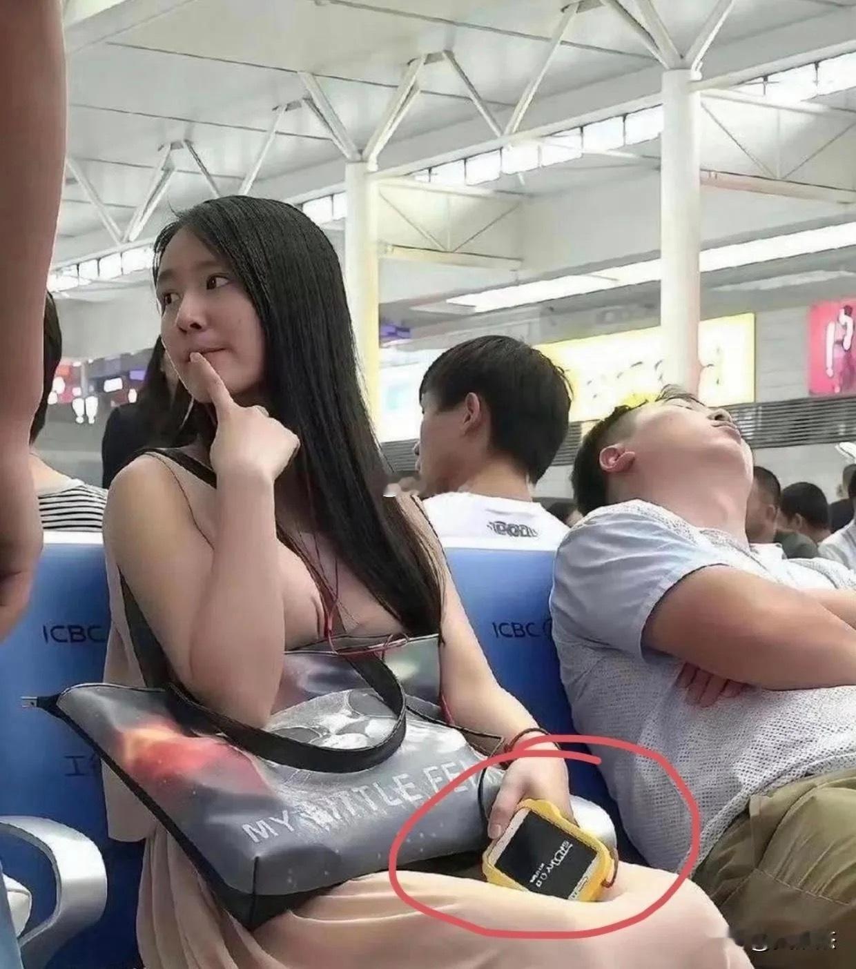 有谁知道她在听什么 