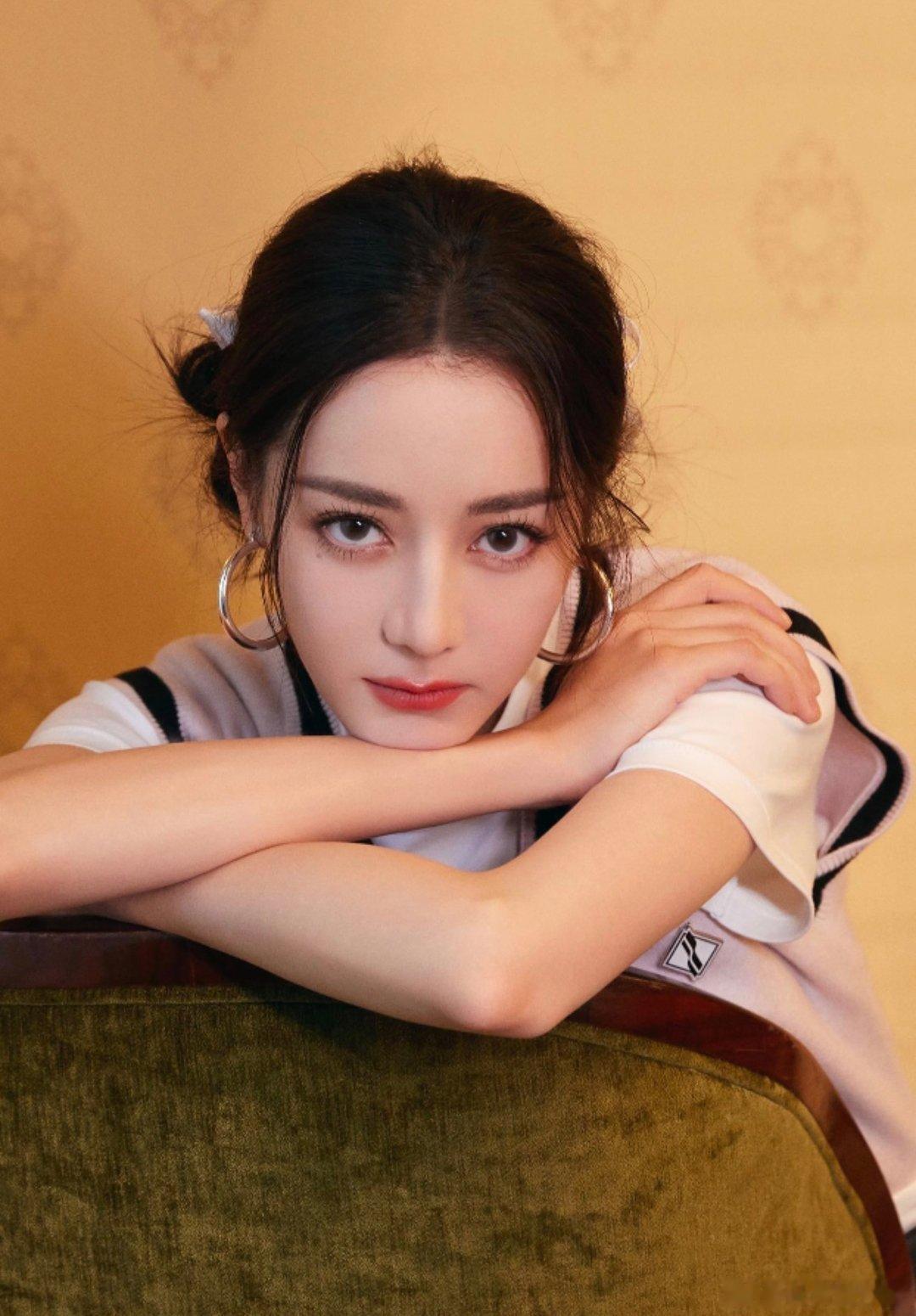 迪丽热巴女足海报p成古力娜扎了啊啊啊啊啊哪来的小黑子还我热巴真实美貌好嘛周星驰新