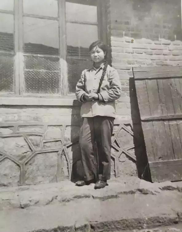 在上个世纪七十年代，处在计划经济的物资紧缺时代，民众生活非常艰难，吃穿用度紧缺，