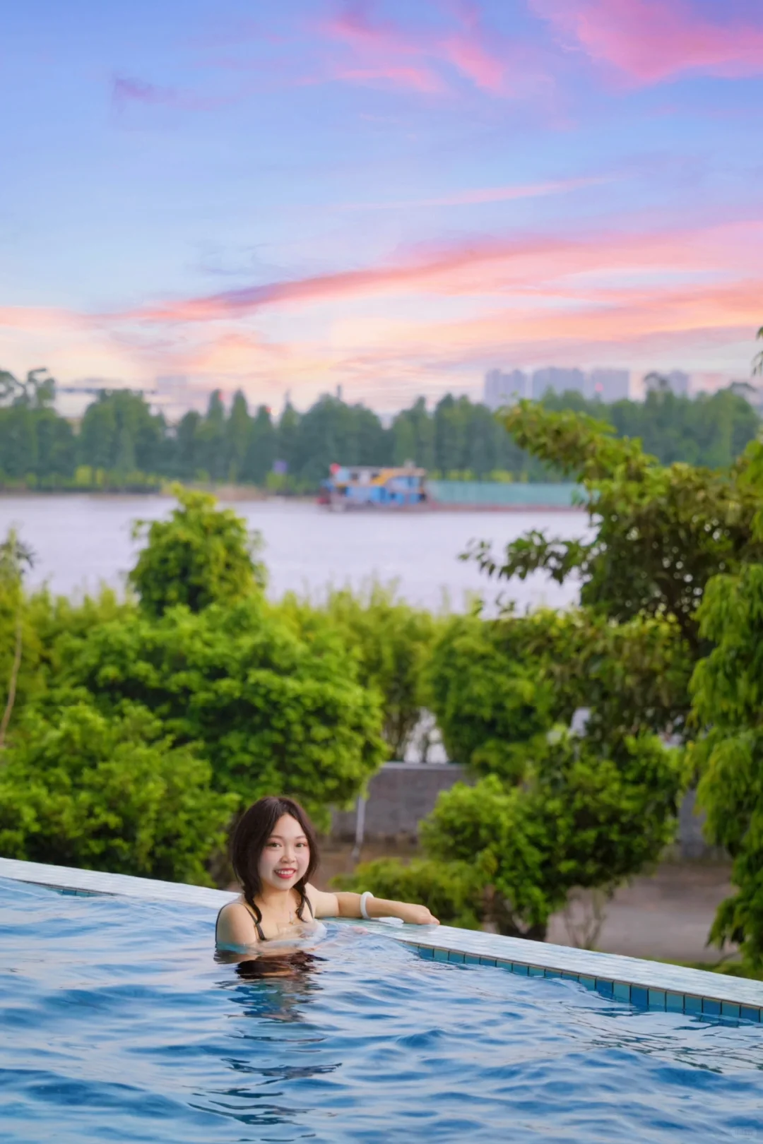 在广州‼️谁懂夏天畅游江景日落无边泳池快乐