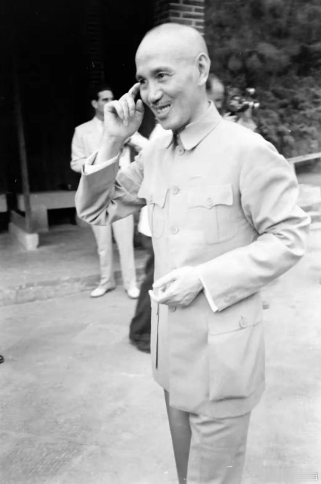 1971年，台北。蒋介石惊闻大陆取得联合国的合法席位时的瞬间，据说当时气得帽子都