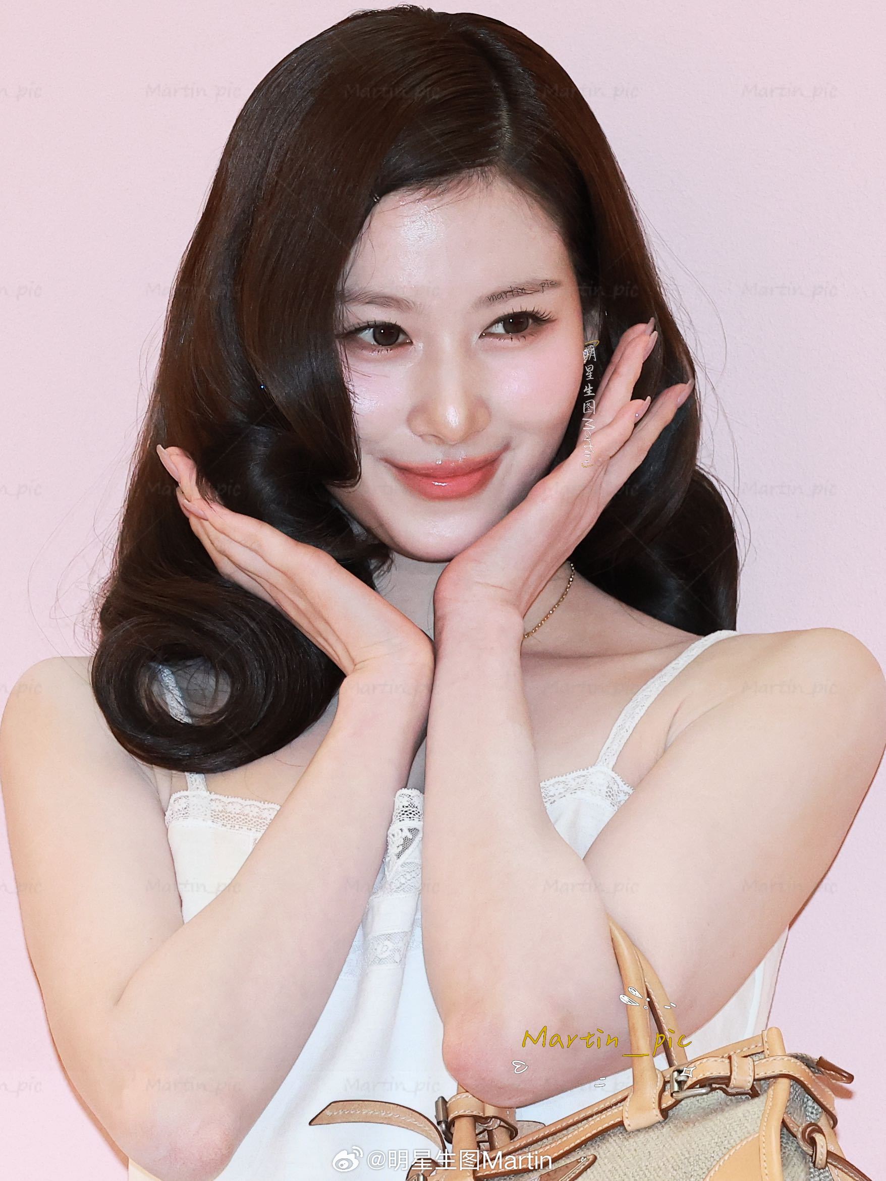 Sana Sana prada活动生图完全的牛奶皮肤prada代言人sana