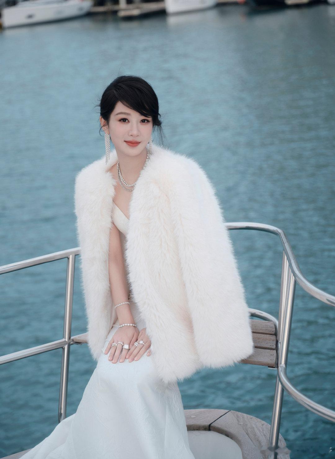 生命树[超话] yz杨紫白菊yz杨紫生命树爱意在艳阳高照中灿烂，思念在星火斑斓中