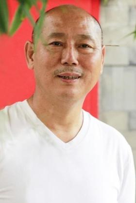 1991年，身价过亿的李诚儒，把糟糠之妻和6岁儿子赶出家门，转身娶了小18岁的女