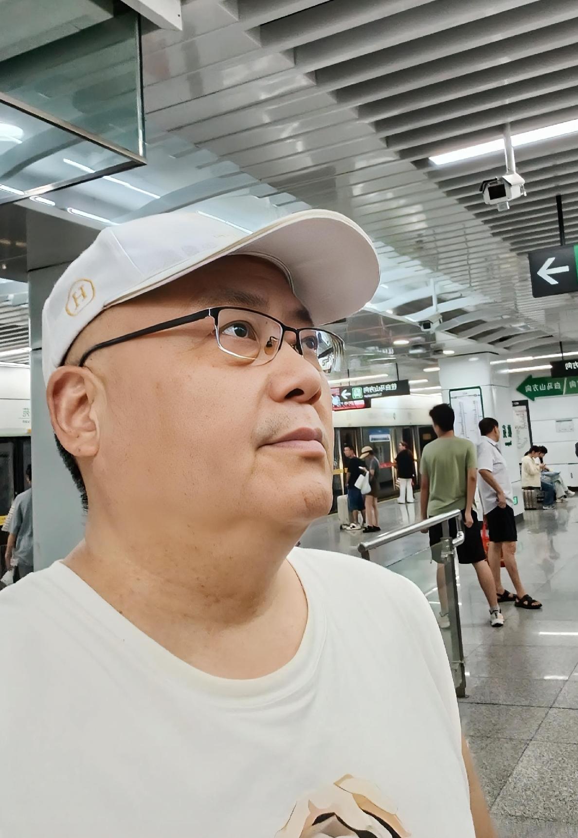 “世界杯”结束了，再也不需要熬夜看球，生活一切步入正轨。

早上起来在赣江公园慢