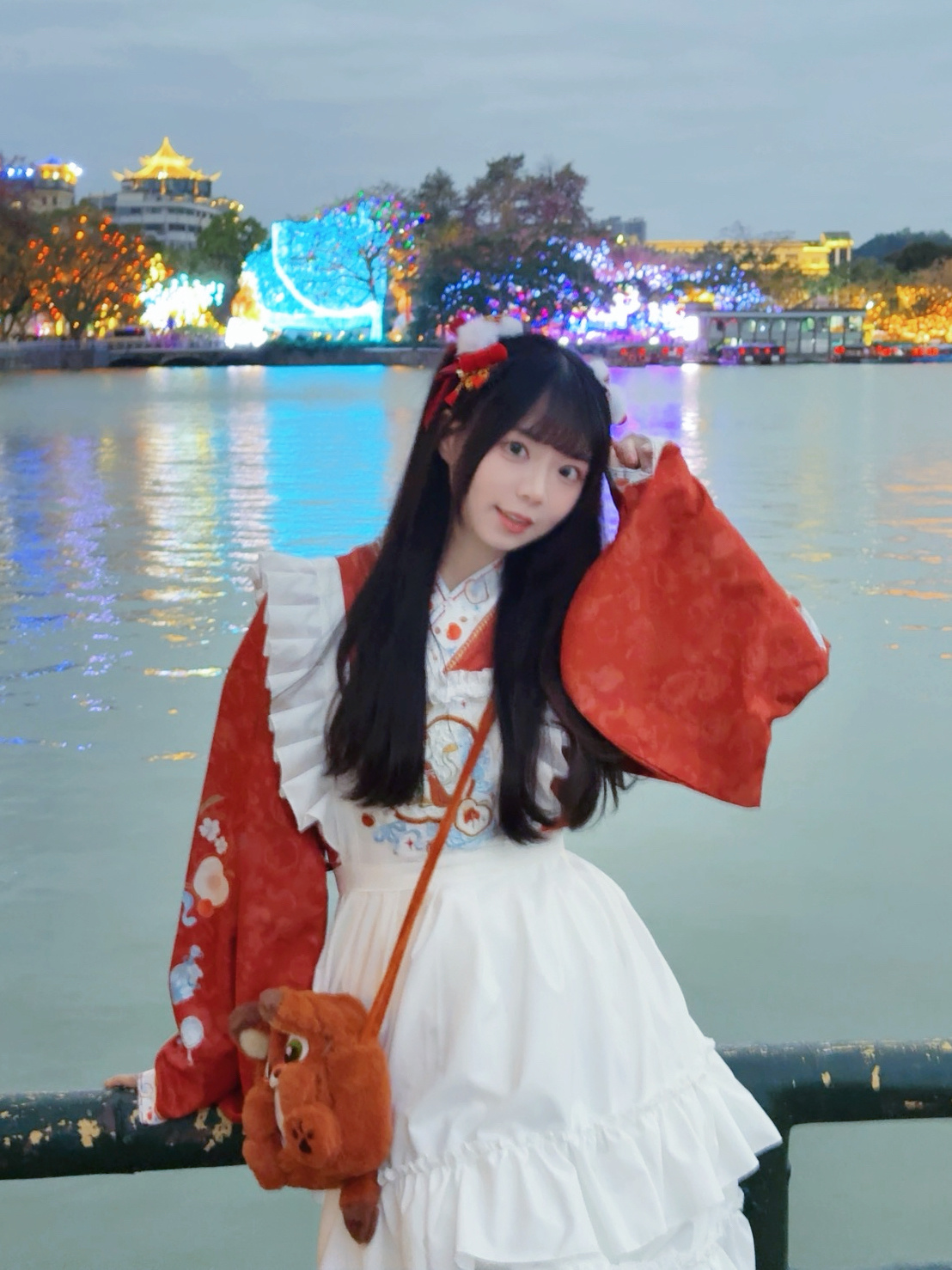 大年初一！萌萌地穿出门了！🍎看了人巨多巨多的花灯秀🏮大家今天在干啥呀！拿到了