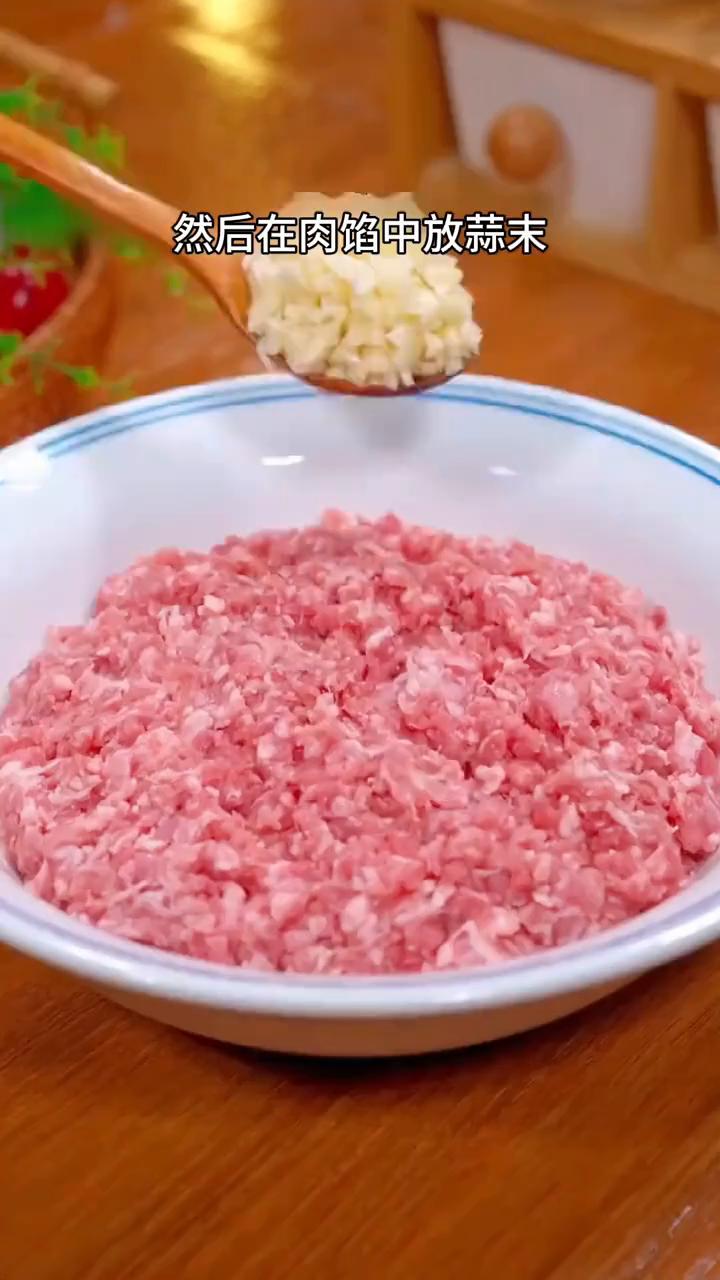辣椒酿肉。
没想到往青椒里塞点肉馅，出锅瞬间就是一道经典美食，来看看是怎么做的。