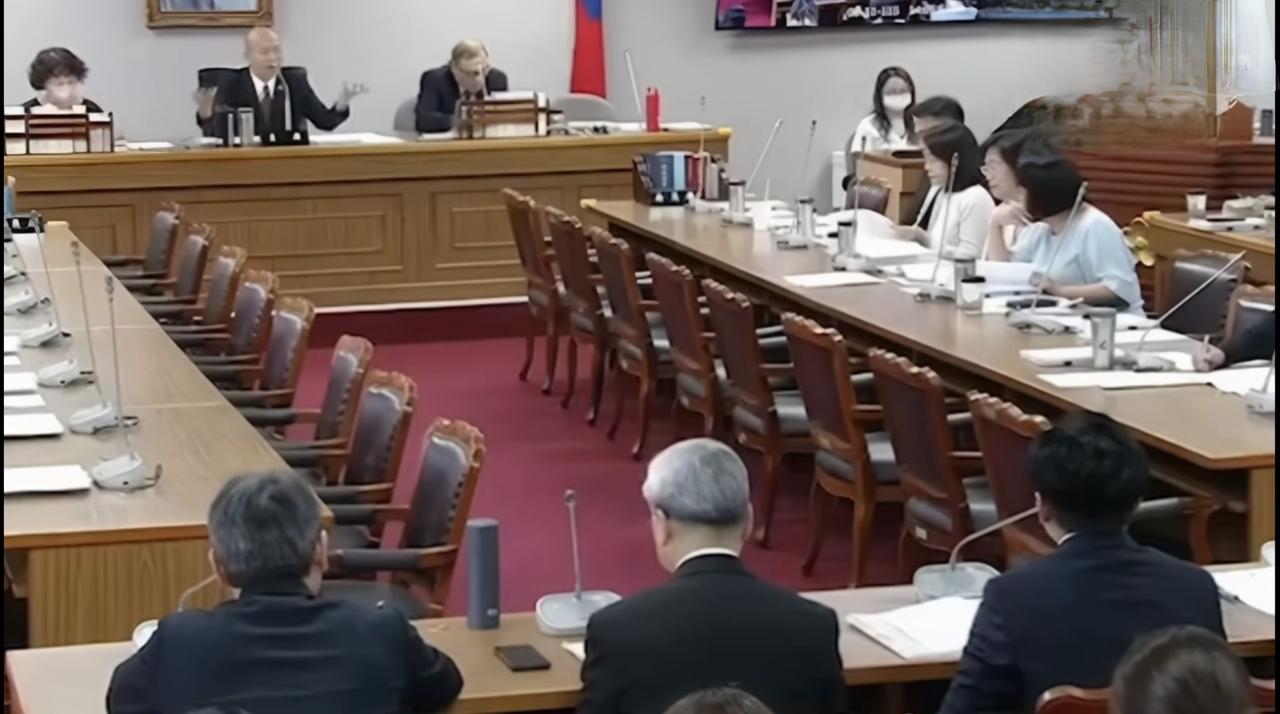 韩国瑜这次对傅崐萁下手够重
韩国瑜是站在“国家、政府、人民”的高度，降维打击傅崐