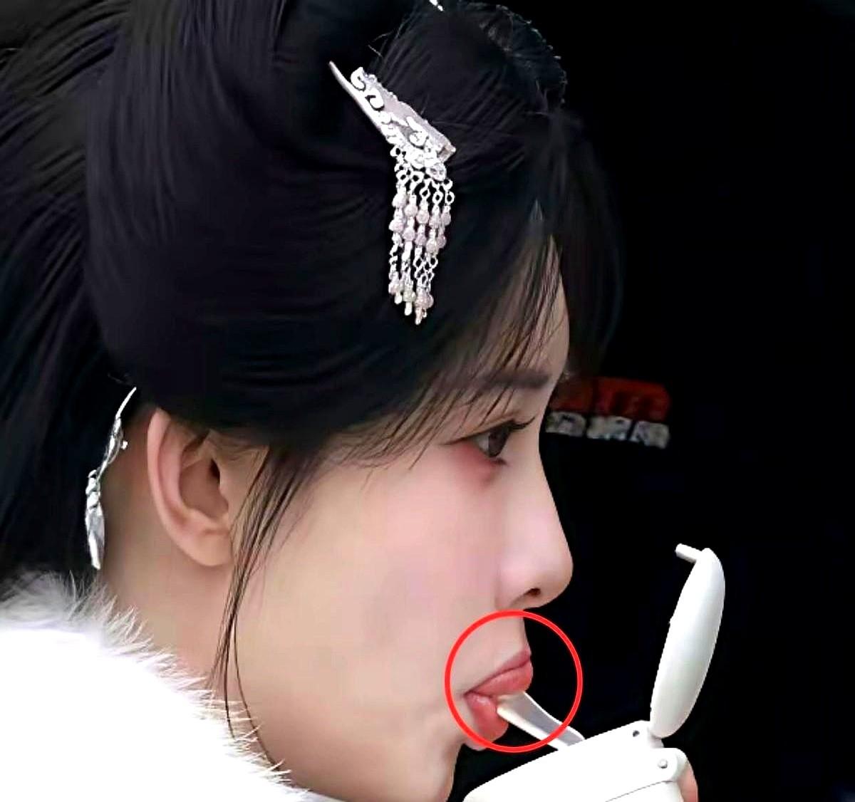 孟子义的嘴唇都变形了，一张吻戏截图，让她差点背上“借戏揩油”的黑锅。

全网都在