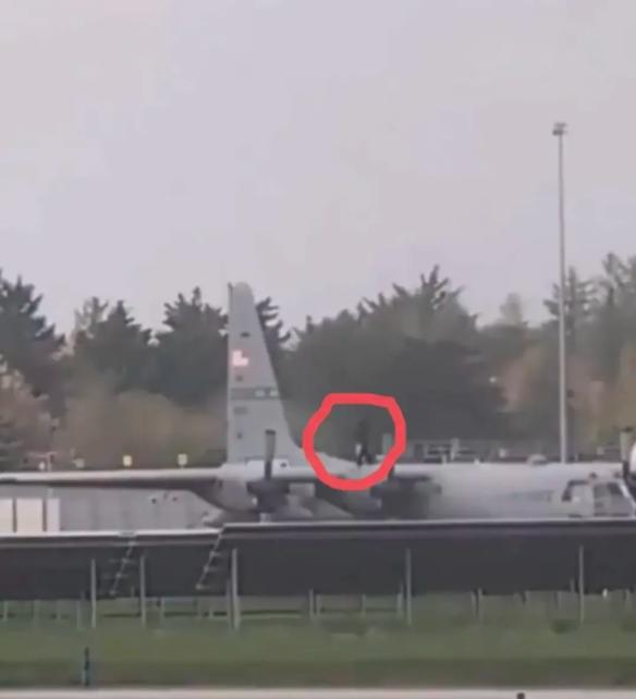 一把斧头砸烂7500万美元的美国军机，美国霸权最后的遮羞布被砸得稀碎。4月11日