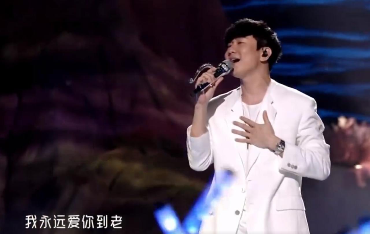 7月16日晚，林俊杰一身白西装亮相长沙开唱《小酒窝》。
行走的酒窝名不虚传，现场
