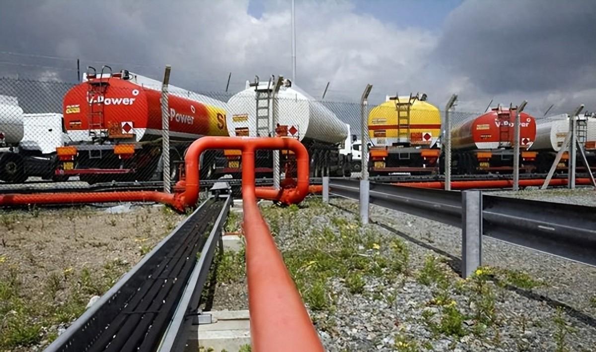 美国突然给俄罗斯石油出口开了一个月绿灯，说是为了缓解中东冲突引发的能源危机。这下