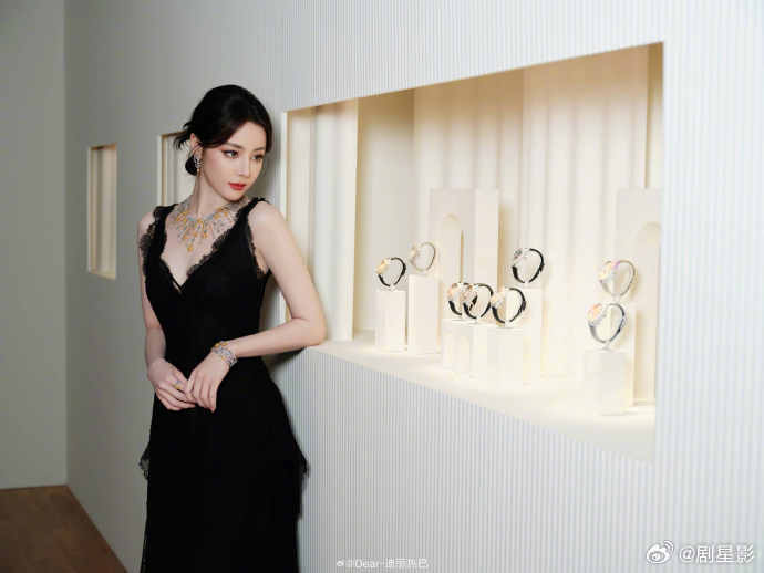 迪丽热巴蕾丝盘发黑裙 谁懂啊！迪丽热巴的盘发蕾丝黑裙造型简直是暗夜玫瑰本玫，盘发