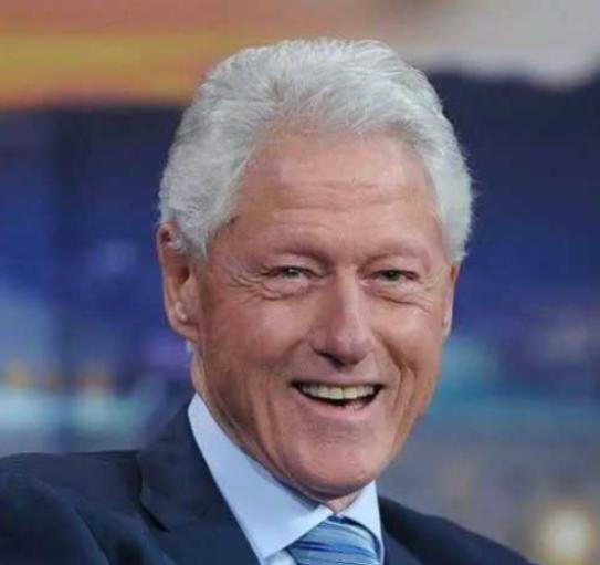 谁能想到？美国前总统克林顿最近公开爆料了一个震惊世界的历史细节：2000年他还在