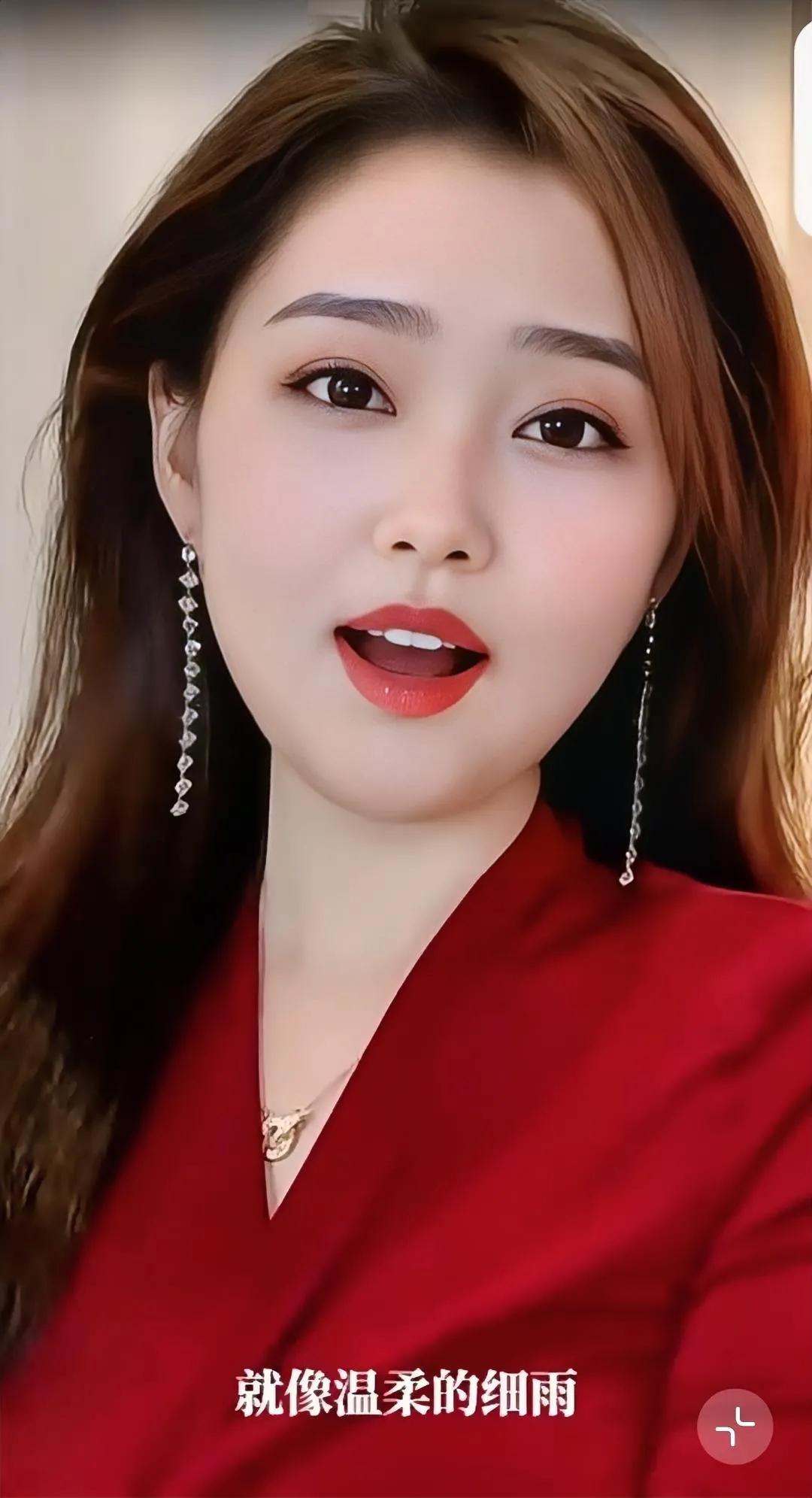 红唇微启笑，清音细语声。#佳人妩媚含情笑# #红颜笑靥开# #端正秀丽俏佳人#