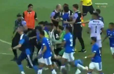 【克鲁塞罗和米内罗竞技之间的巴西杯决赛以一场大规模斗殴告终。 比赛临近尾声时，一