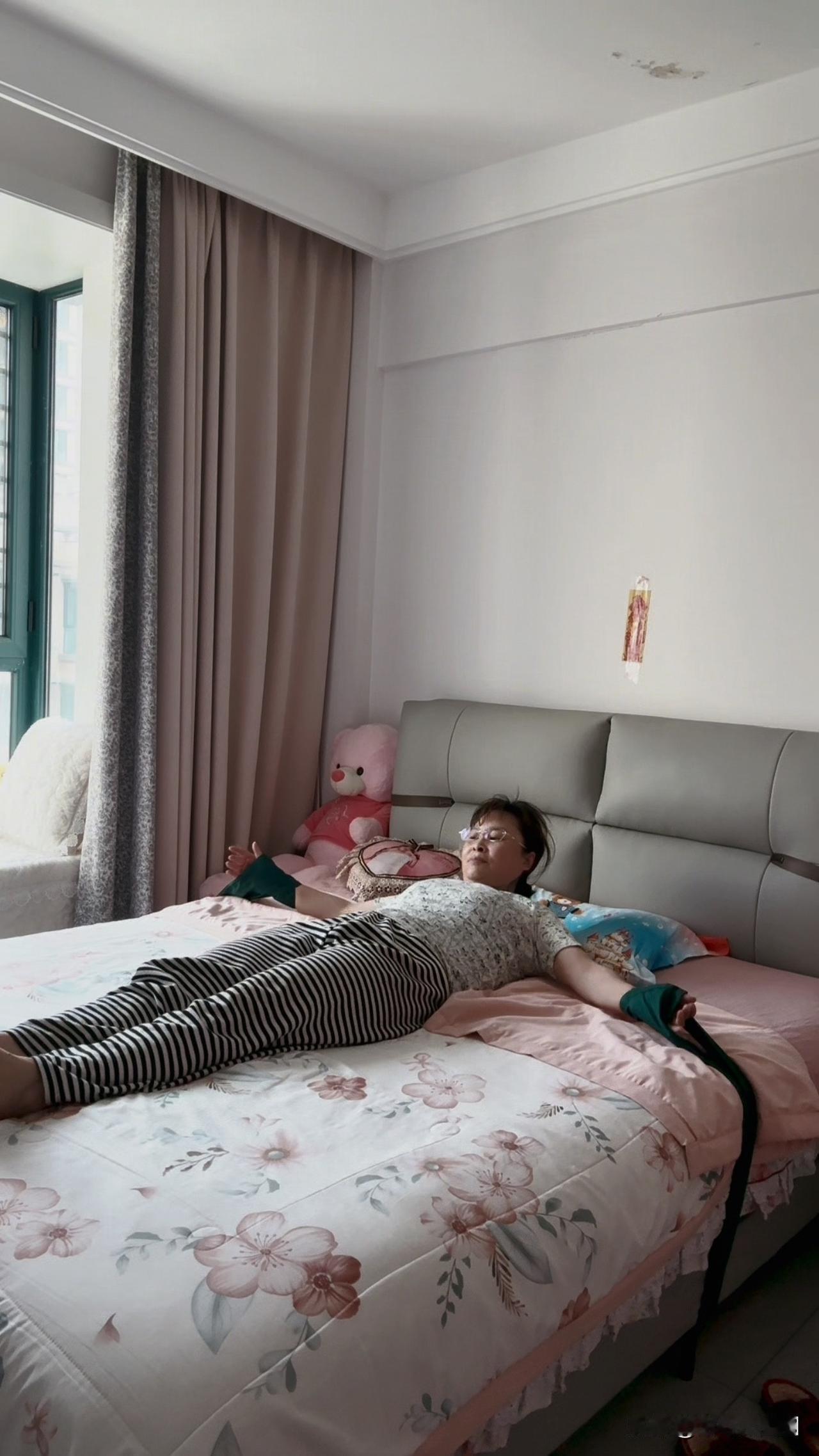 菲妈绞尽脑汁在干啥呢？别人忙着买房买车，条件好的旅游，想办法孩子上名校，菲妈为了