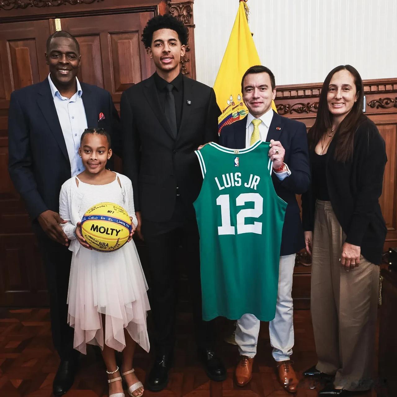 前圣约翰大学前锋RJ Luis Jr是第一位在NBA打球的厄瓜多尔Ecuador