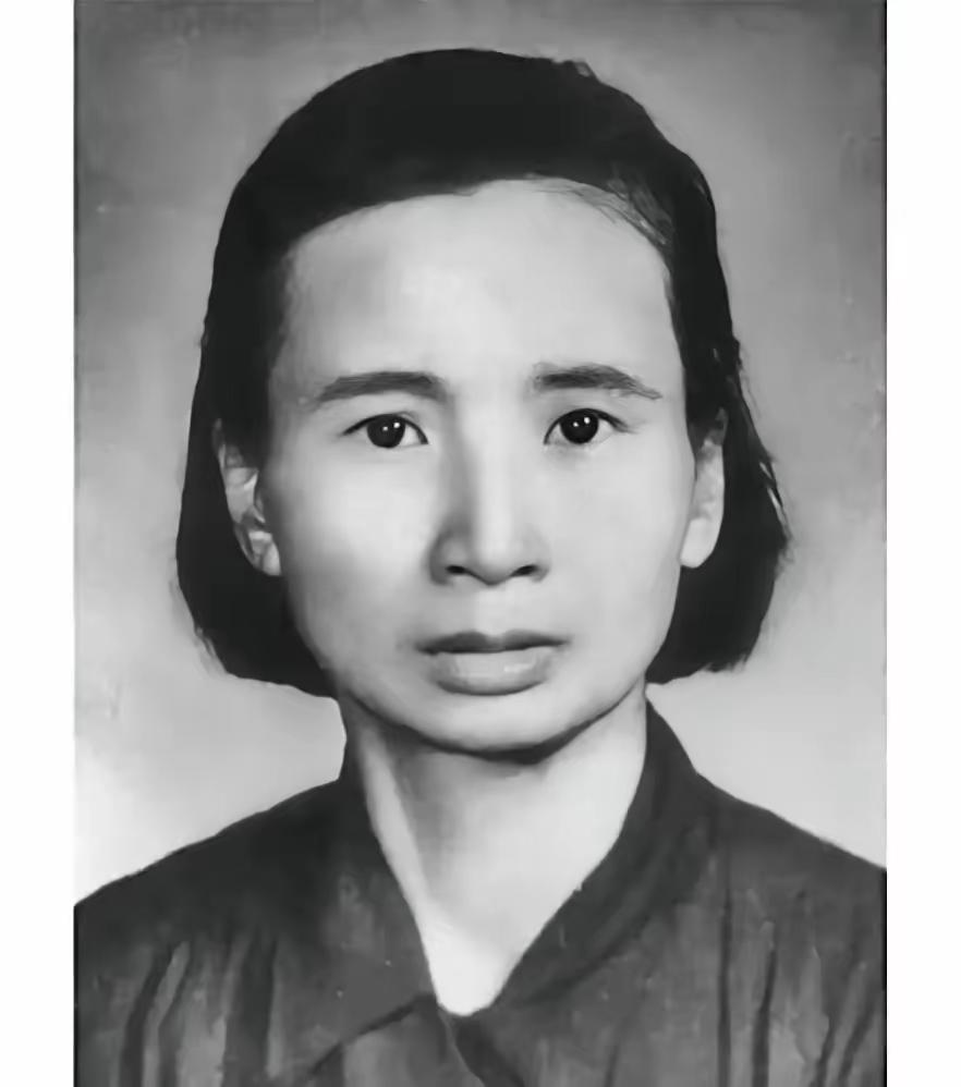 1933年，撤退途中，钱瑛不幸被捕，被押解去见敌军头目路上，她突然想到口袋里有个