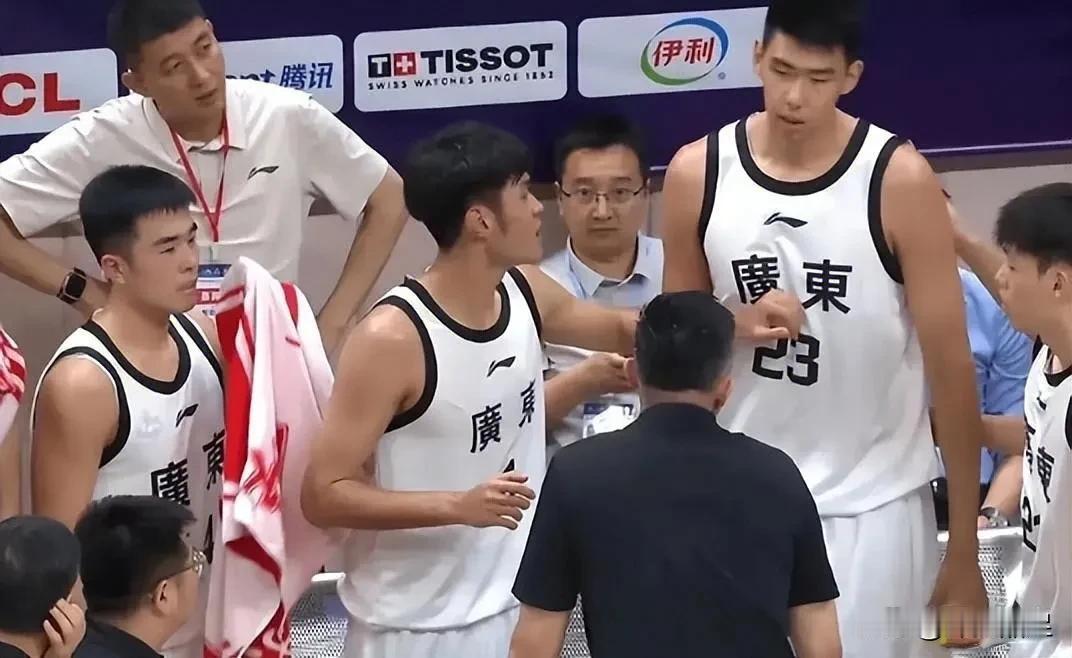 宏远今年4人到期，会续约吗？
黄荣奇：大概率离队
任骏飞：大概率续约一年
张文逸