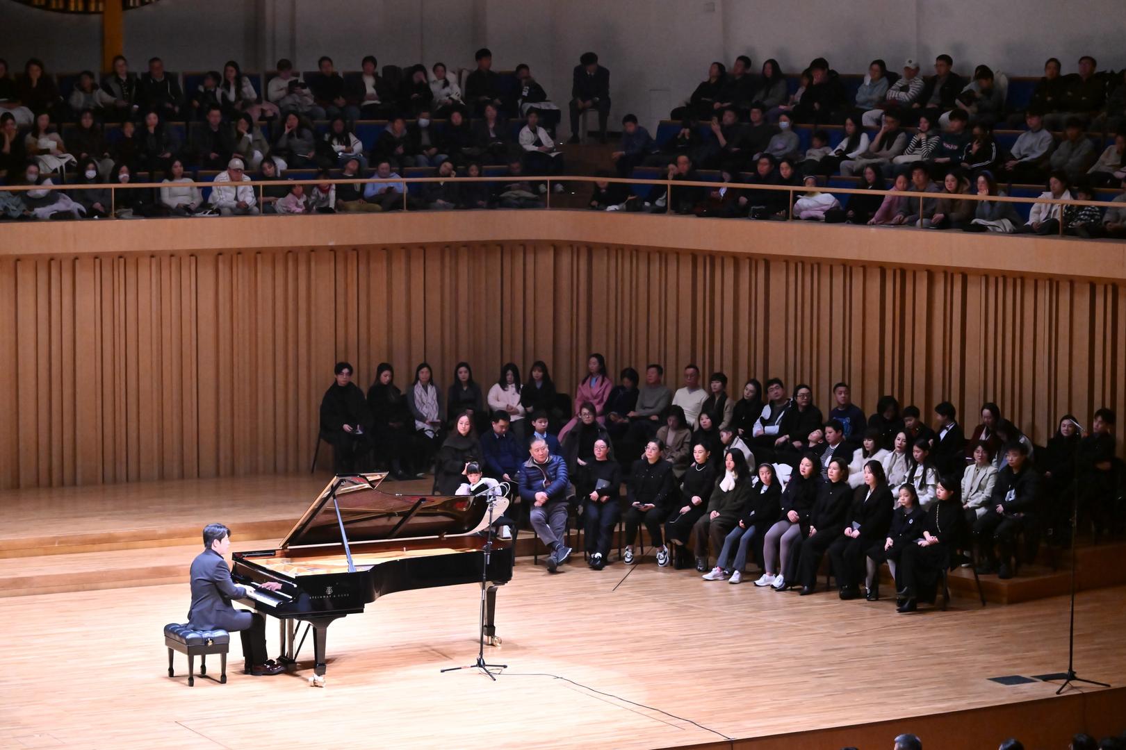 致敬已故恩师、融入熊猫元素,郎朗成都新年音乐会温情上演