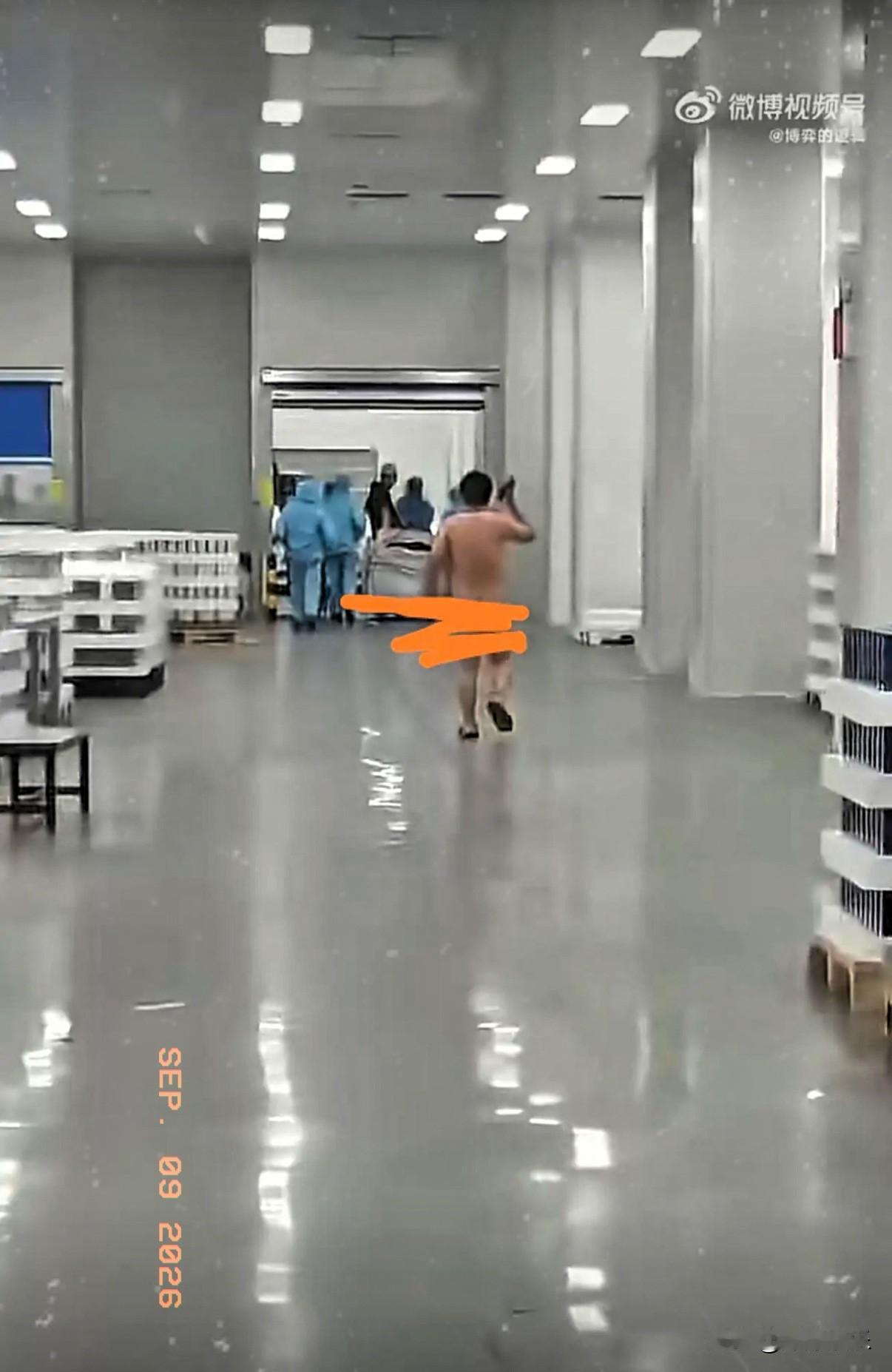 9月9日，员工上班拉裤子里，裸着拿着屎追同事。一名普通员工因为上班期间想上厕所，