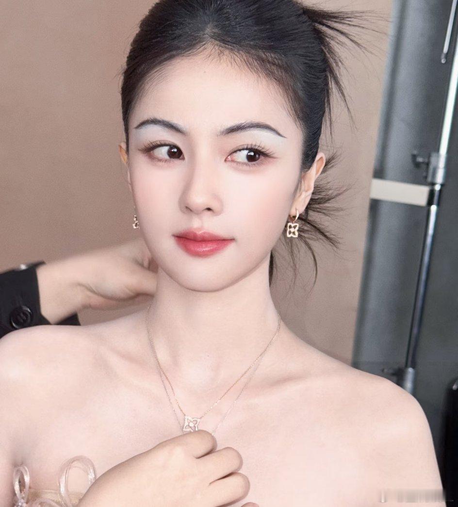 杨单给白鹿画的淡墨清璃装怎么样？感觉眉毛不适合白鹿，有点man 