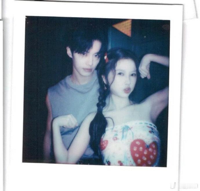 双轨公开虞书欣何与拍立得 双轨公开虞书欣何与拍立得，还有没有物料快放出来！虞书欣