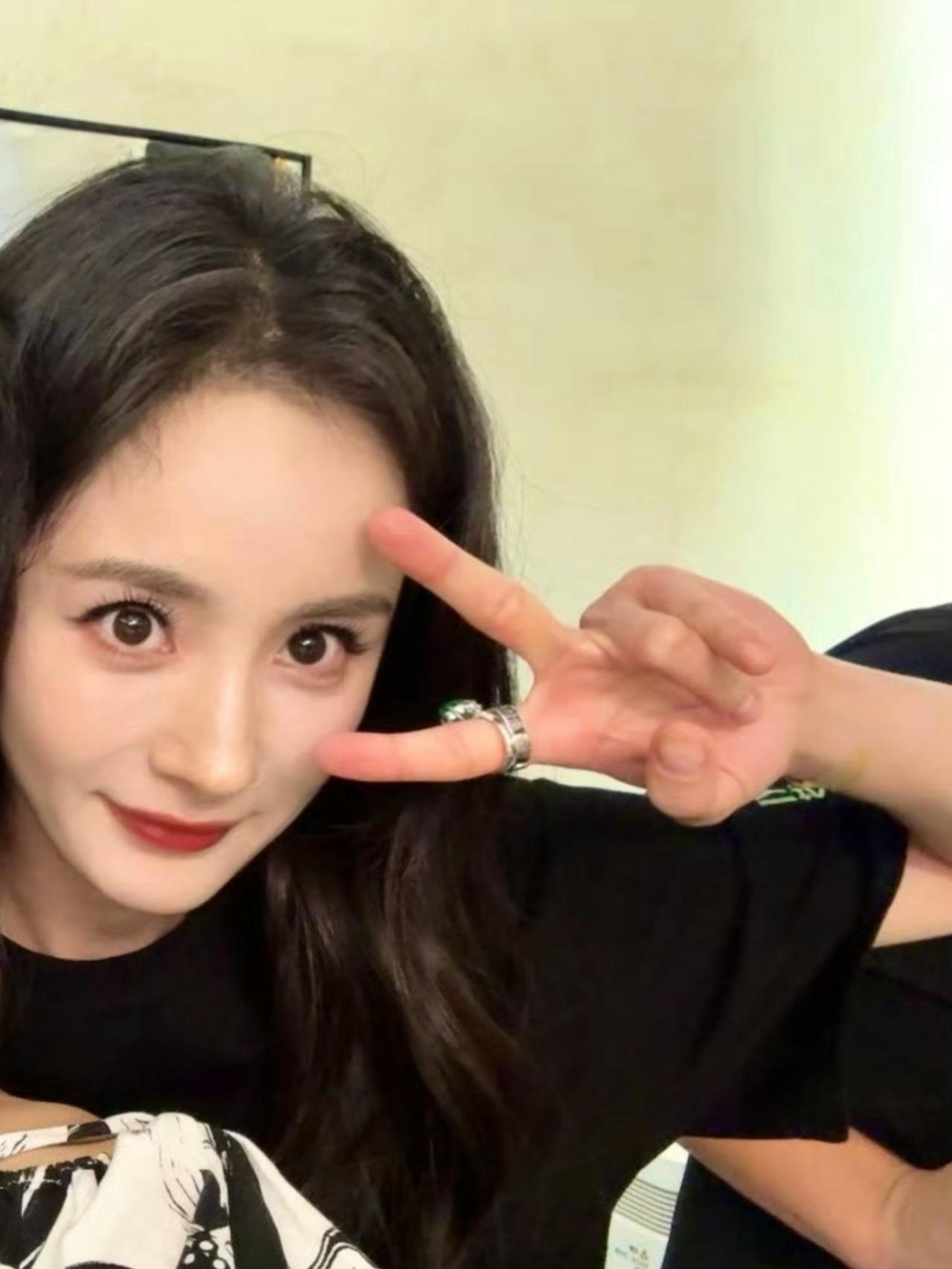 杨幂：大眼萌妹的多元魅力与精彩轨迹

“杨幂到底干啥了？眼睛好大好萌的俺娘！”这