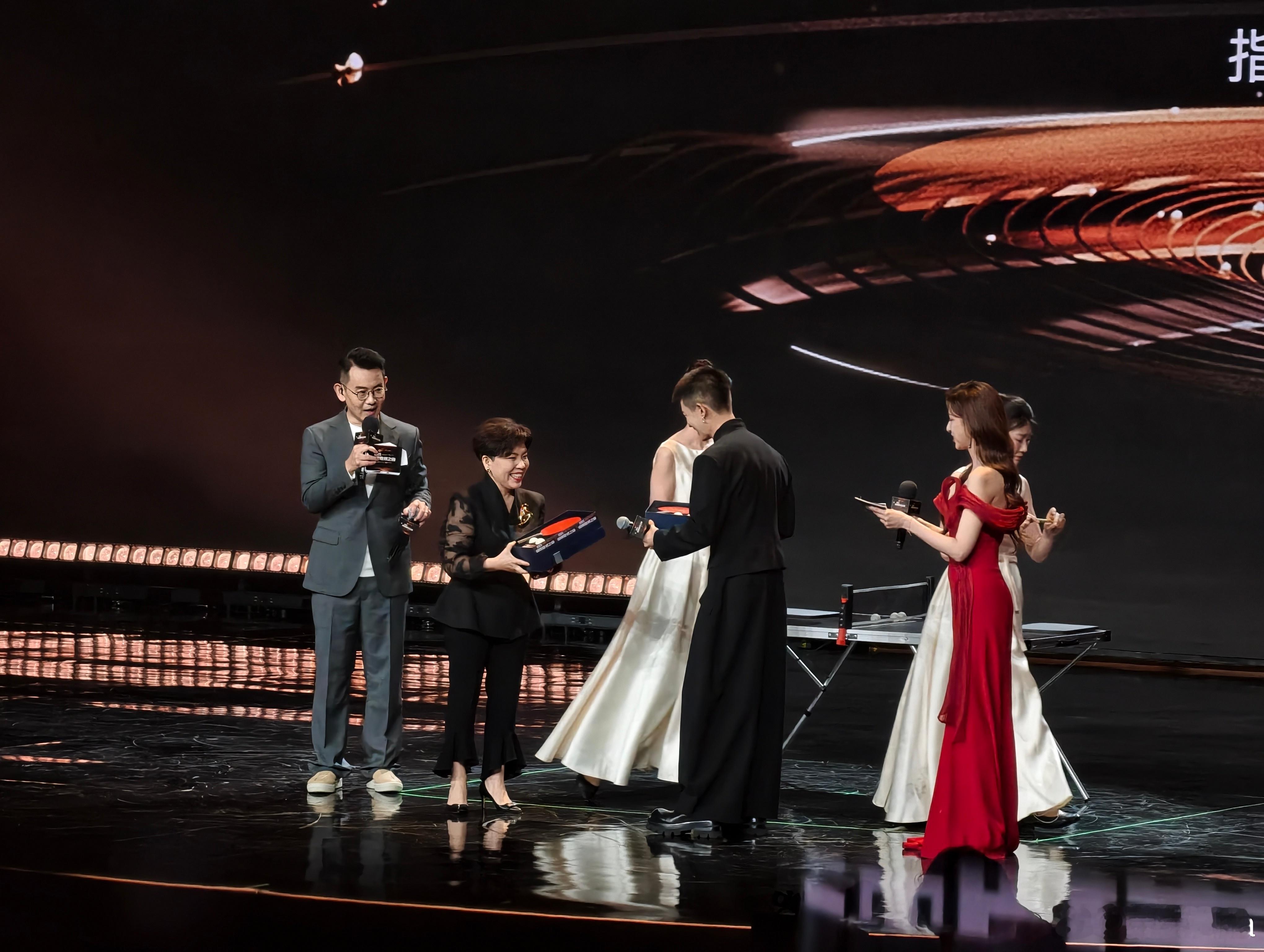 任嘉伦今晚好忙哦，跟前辈们聊不完的话题，要上台领奖，要和亚萍姐乒乓球互动，后面还