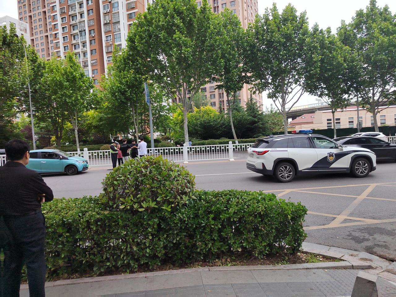 昨天傍晚下班路上，偶然撞见路边交警在处理情况，城市里总有默默守护秩序的人，平安出