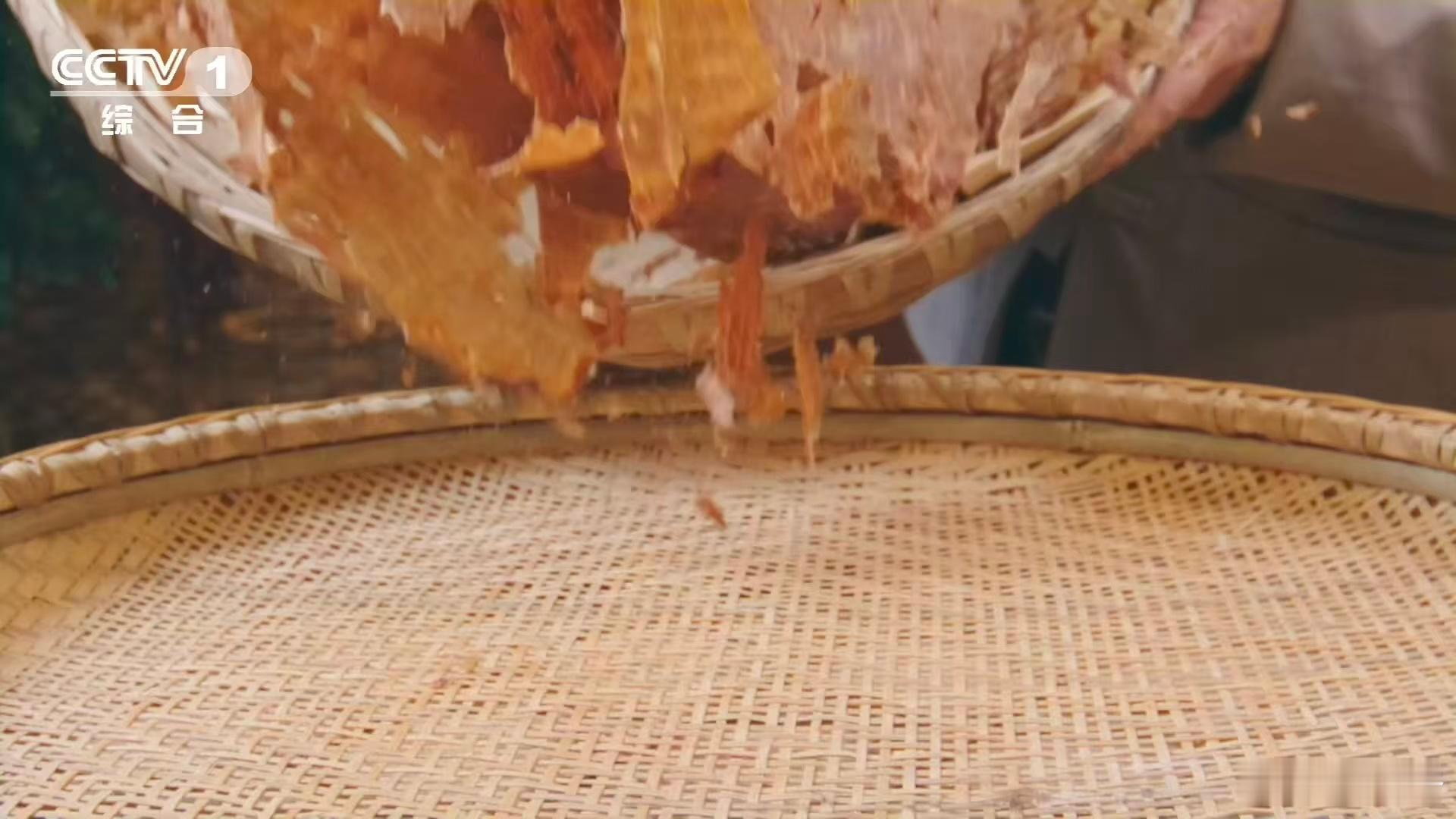 薄可透光的牛肉是怎么做到的 薄可透光的牛肉，是师傅精湛刀工的完美呈现。逆着牛肉纹