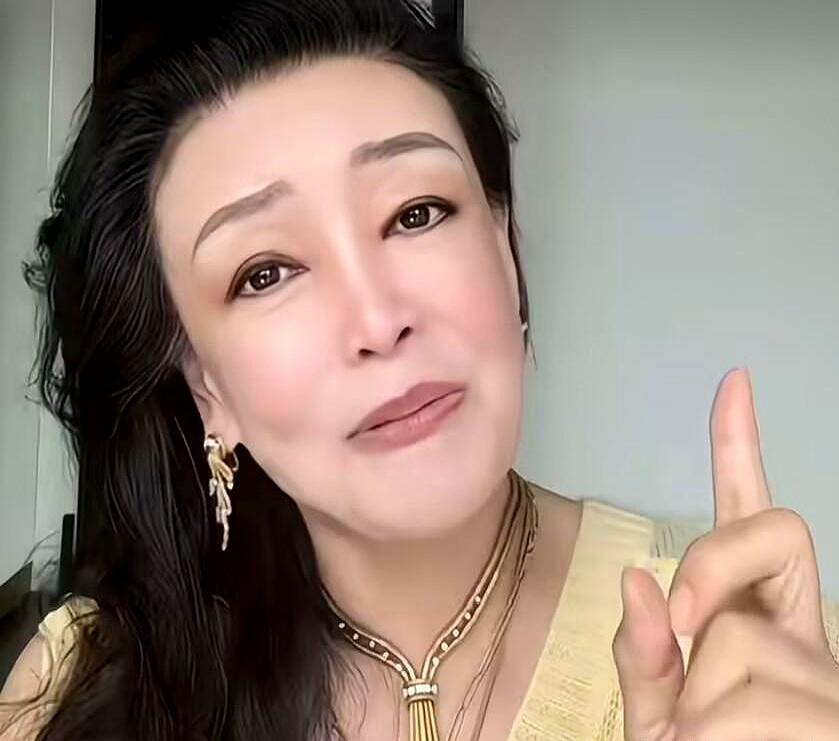 兰姐今天接小霖霖放学，孩子一句话把人甜得晕了。
小霖霖牵着朋友，骄傲地把旁边的阿