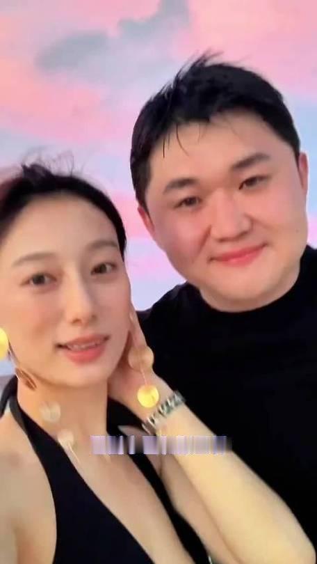 网红夫妻张百乔、网传小雪再度爆出疑似离婚传闻登上热搜。导火索是张百乔拄拐独自参加