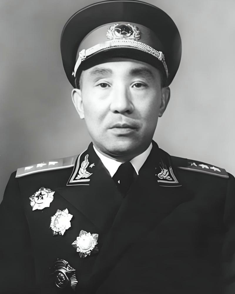 1958年，李聚奎重返军队，罗荣桓请示毛主席该授何衔。主席沉吟片刻后，说：“以他