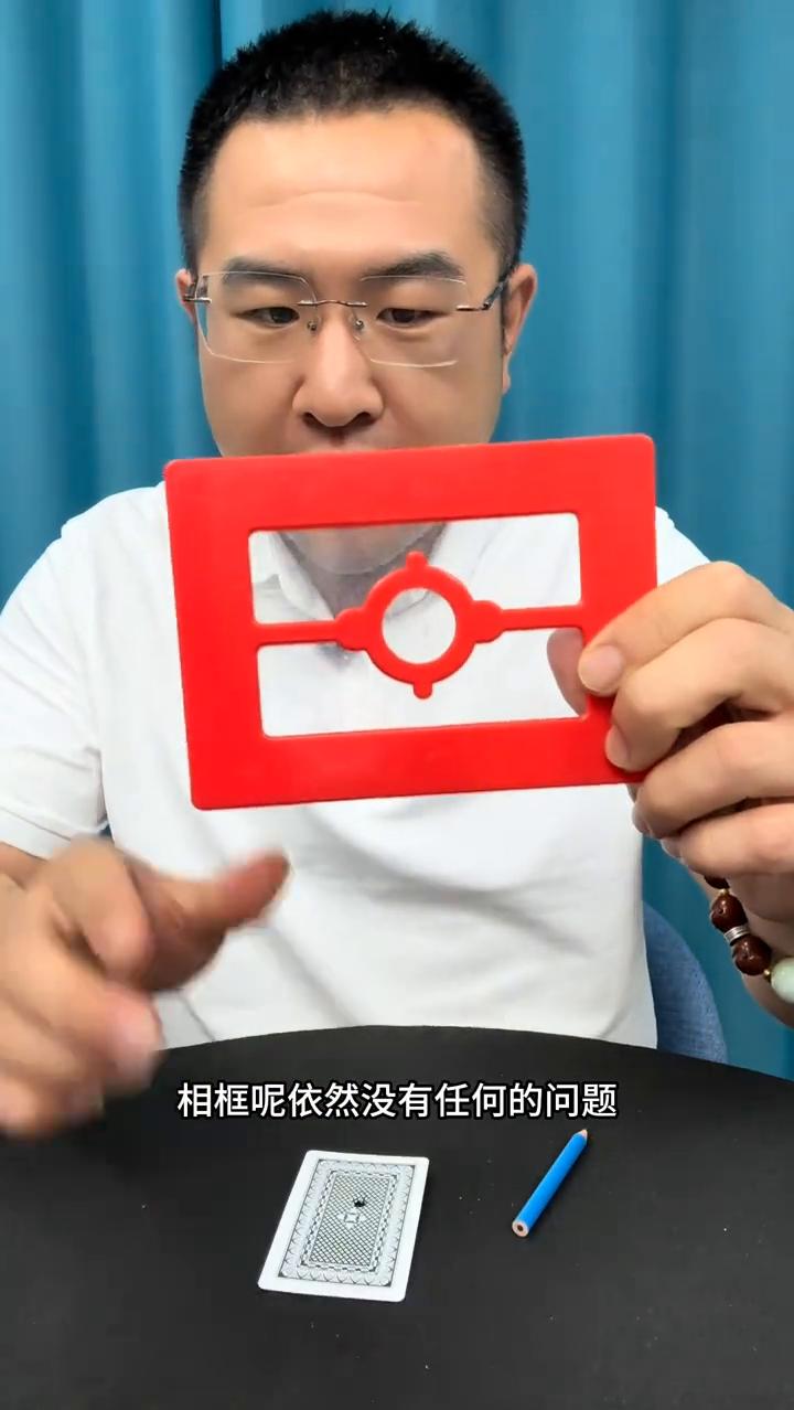 手穿过玻璃桌，这招骗了我10年。
大家好，视频中的手穿越玻璃是如何做到的？接下来
