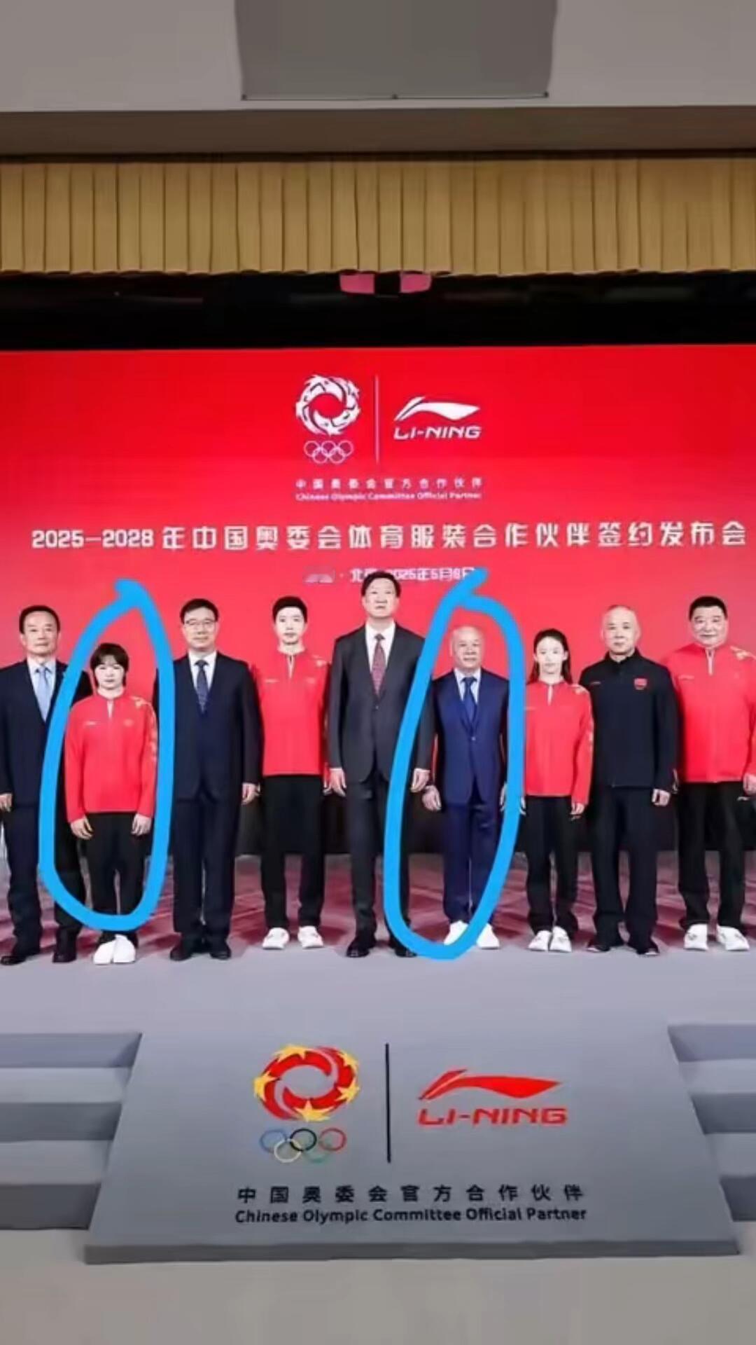 李宁和奥运签订合作，一张站位照，李宁老板之前对全红婵可是很喜欢，婵宝叫李爷爷，现