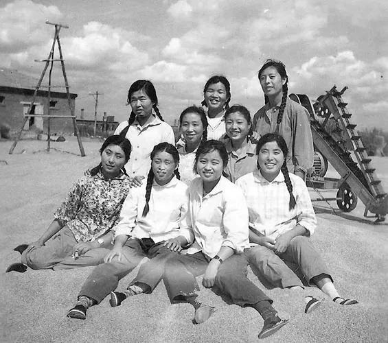 1974年，上海知青对交往三年的农村姑娘说：“放心，我很快就回来！”突然，姑娘解