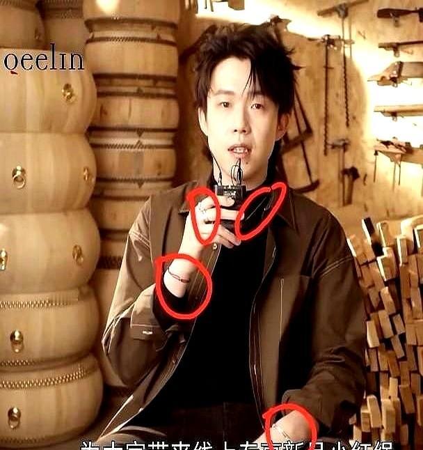 笑不活了，王一博这是生怕我们看不见啊！

一张照片，直接把人看懵。左右手各一条手