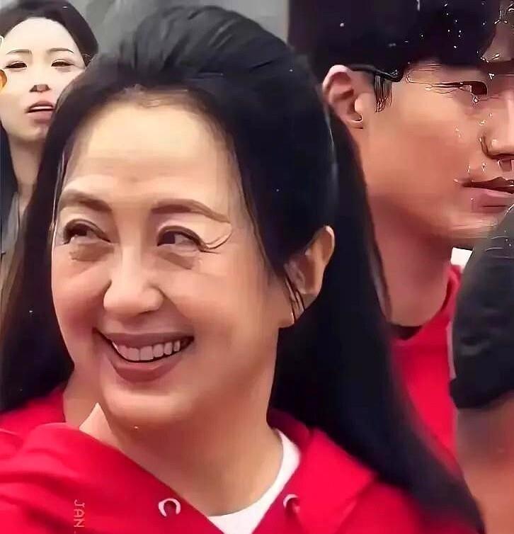 50岁杨童舒，法令纹像田垄，抬头纹像晒干的河床。镜头扫过，弹幕刷屏：“当年《汉武
