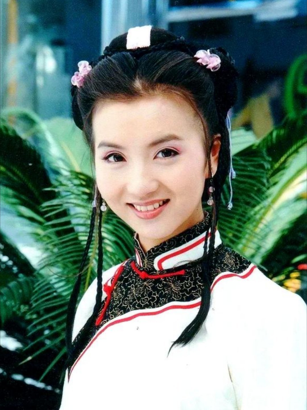 孙菲菲官宣离婚 接替李卫当官陈好角色演岳思莹的孙菲菲发文宣布离婚，称房子车都是女