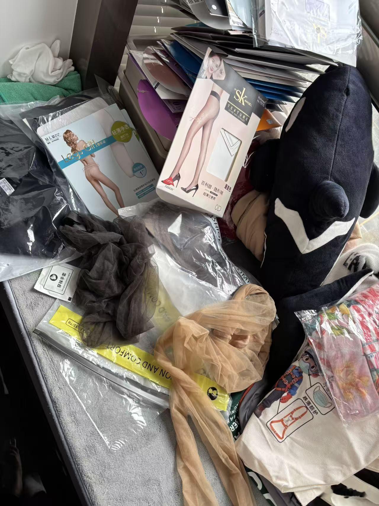 看到一堆购物袋和包装丝袜堆在一起，就想起那个甲方请吃饭引发的糟心事。有个男生被甲