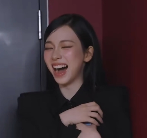 我不行了梁佳溢这投墩子大半夜找汼丝下裙复制个文案自嗨，柳智敏墩子早就被kanye