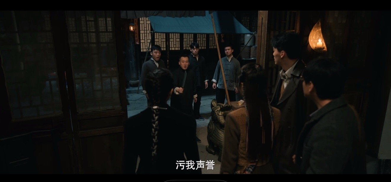 万茜解决问题就是一脚 救命！万茜在《朱雀堂》里演的高会长太飒了！火场里一脚踹开门